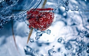 Fresh Raspberry in Water wallpaper