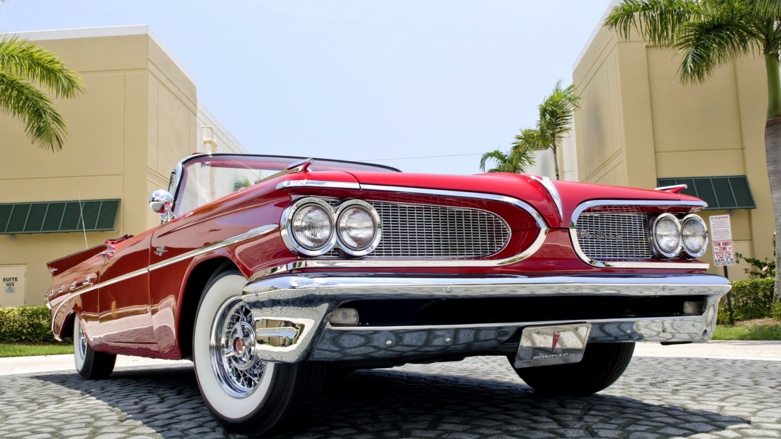 1959 Red Pontiac Cabrio for 1600 x 900 HDTV resolution