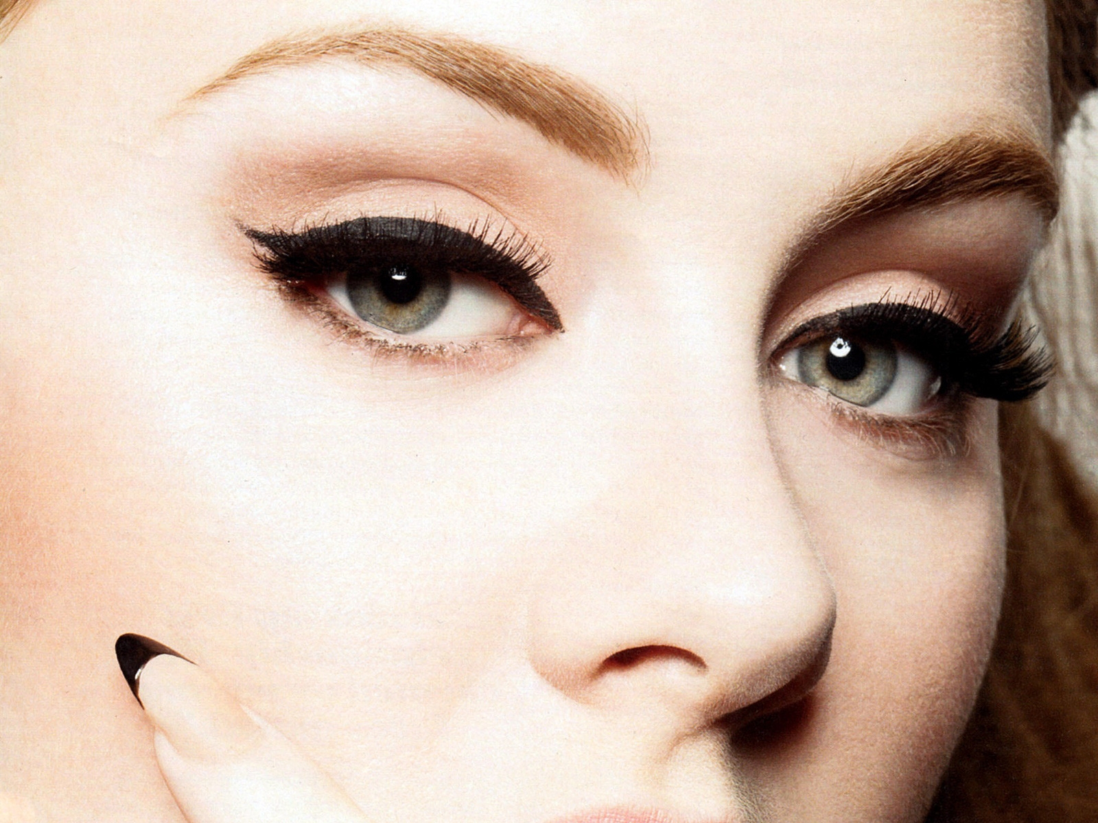 Adele Close Up Face for 1600 x 1200 resolution