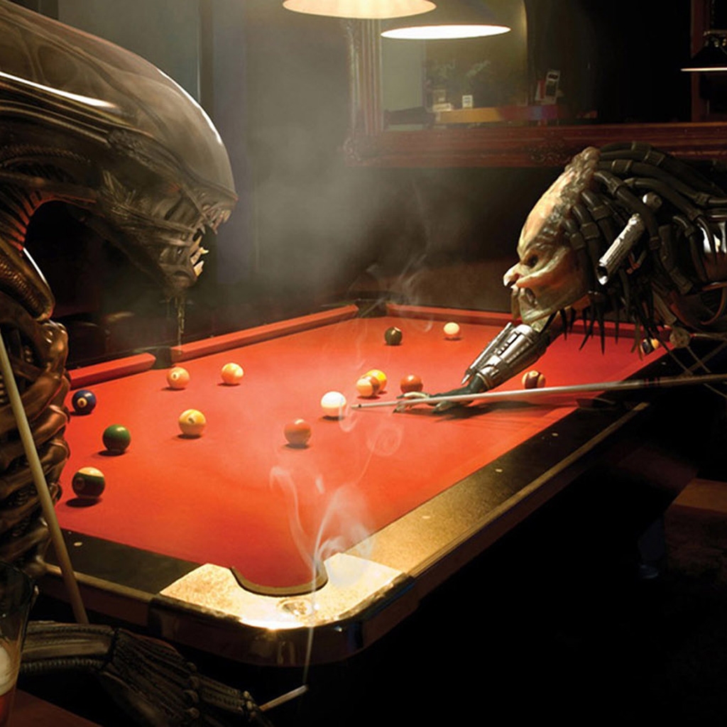 Alien and Predator Playing Billiards for 1024 x 1024 iPad resolution