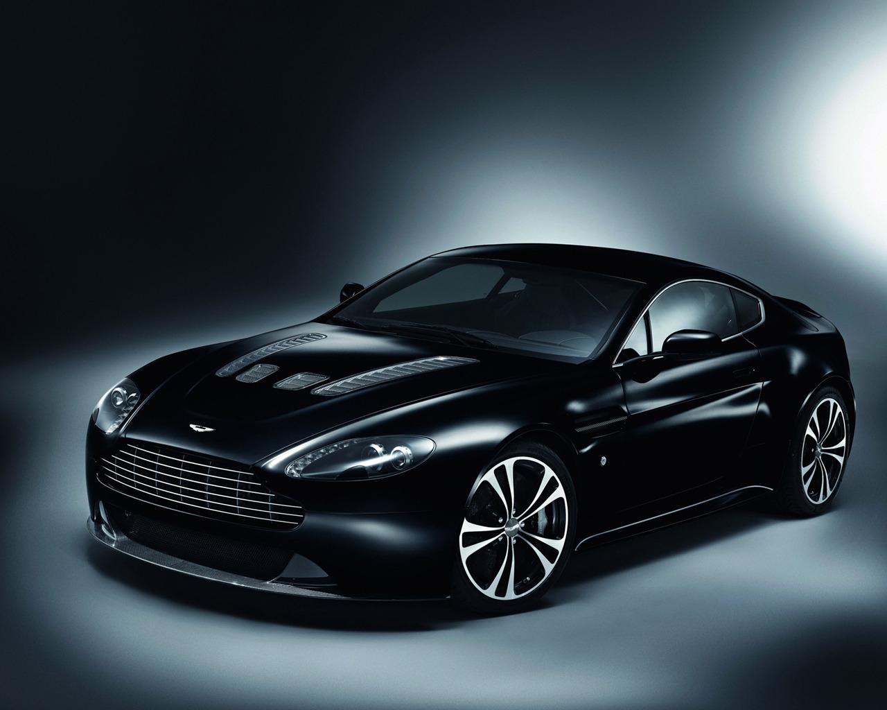 Aston Martin V12 Vantage Carbon Black for 1280 x 1024 resolution