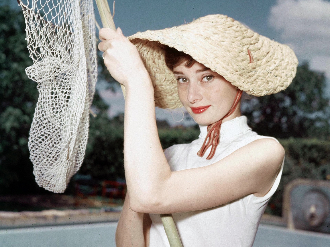 Audrey Hepburn Cute for 1152 x 864 resolution