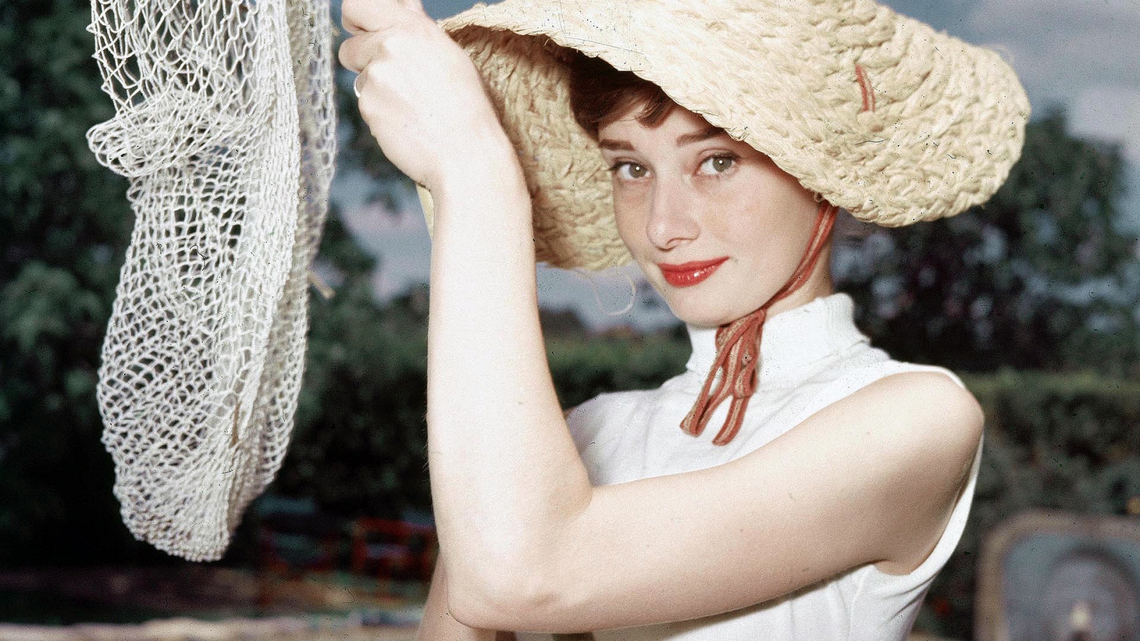 Audrey Hepburn Cute for 1600 x 900 HDTV resolution