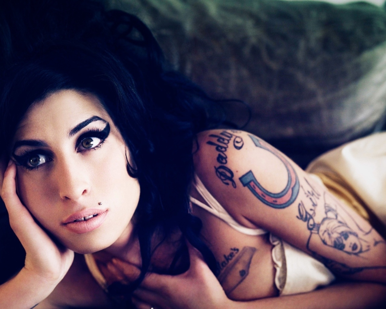 Beautiful Amy Winehouse for 1280 x 1024 resolution