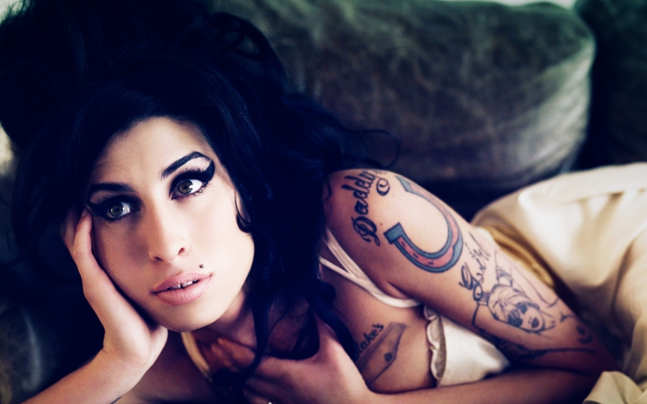Beautiful Amy Winehouse for 1280 x 800 widescreen resolution