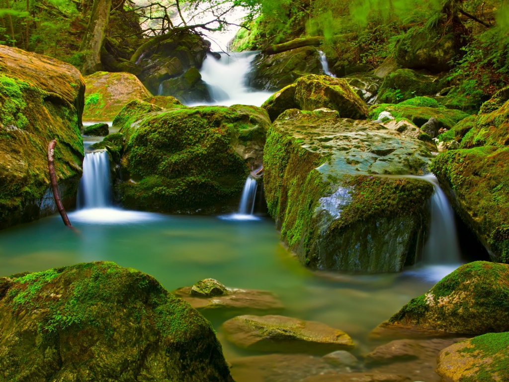 Beautiful Mountain Waterfall for 1024 x 768 resolution
