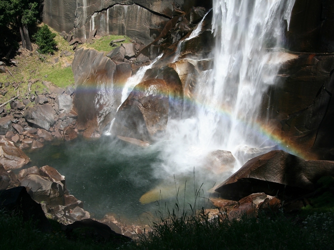 Beautiful waterfall for 1280 x 960 resolution