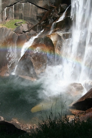 Beautiful waterfall for 320 x 480 iPhone resolution