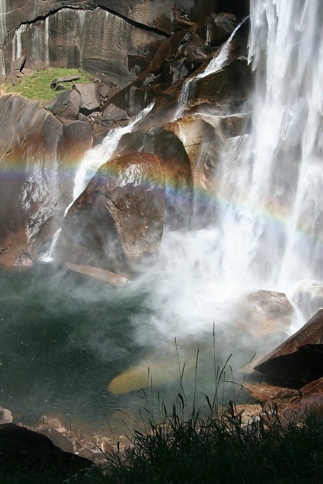 Beautiful waterfall for 640 x 960 iPhone 4 resolution
