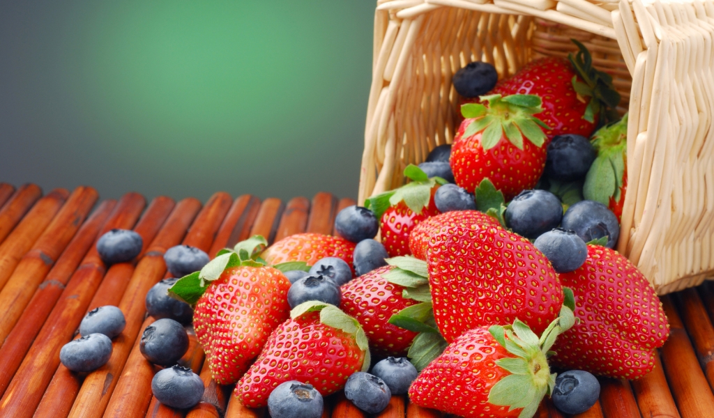 Blueberry and Strawberry for 1024 x 600 widescreen resolution