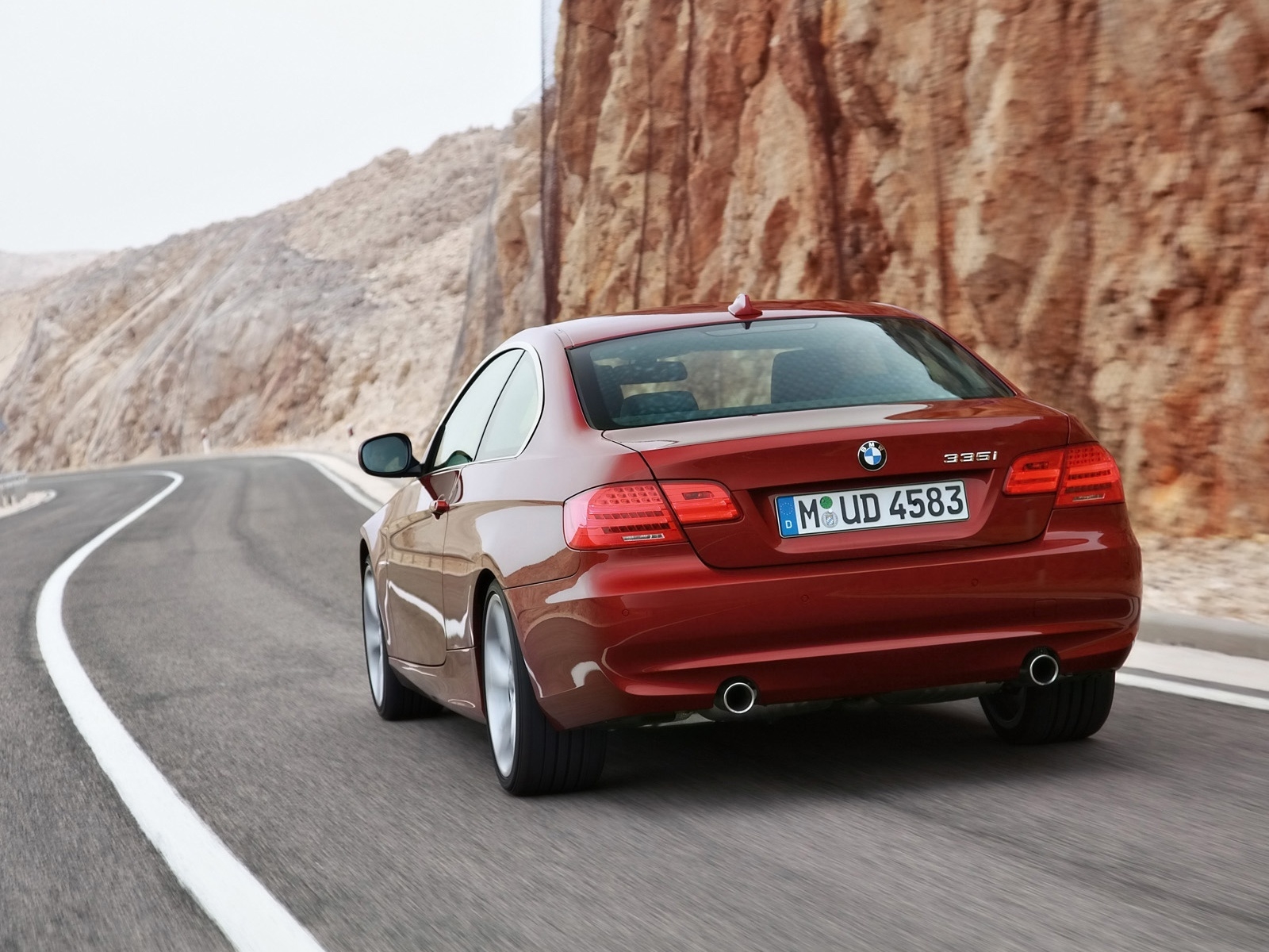BMW 3 Series Red 2010 Rear for 1600 x 1200 resolution