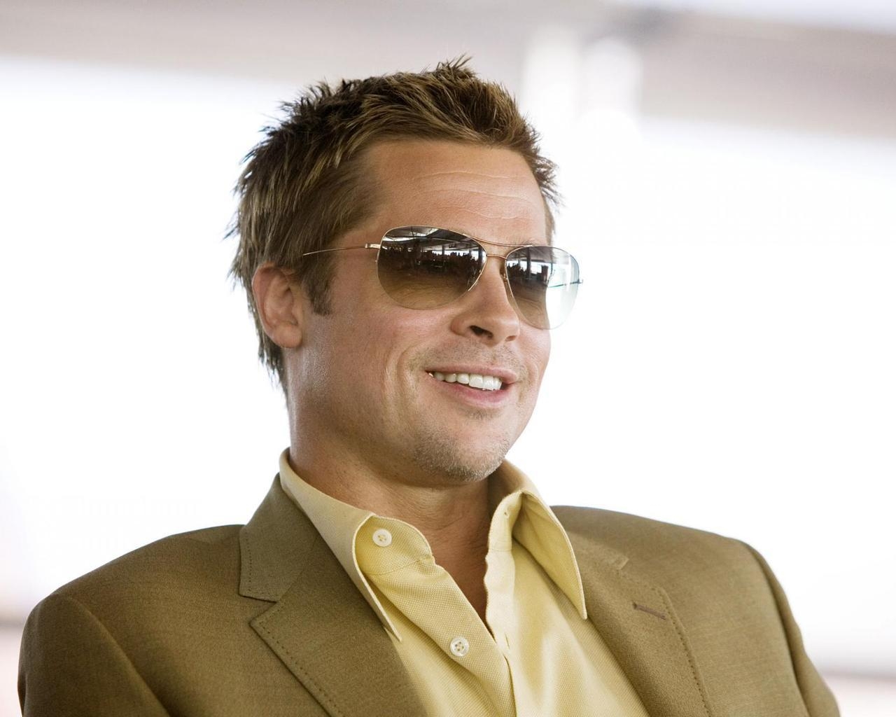 Brad Pitt Smiling for 1280 x 1024 resolution