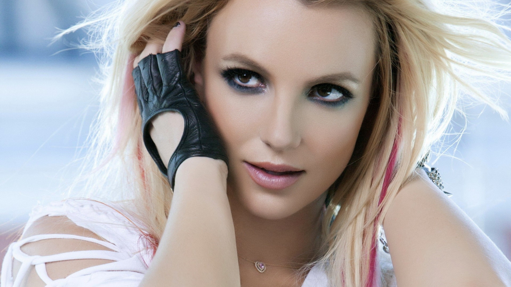 Britney Spears for 1680 x 945 HDTV resolution