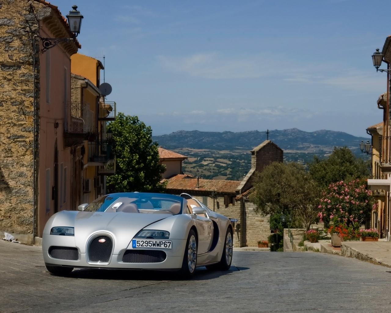 Bugatti Veyron 16.4 Grand Sport 2010 in Sardinia - Front Angle for 1280 x 1024 resolution