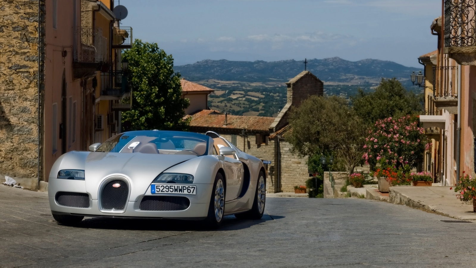 Bugatti Veyron 16.4 Grand Sport 2010 in Sardinia - Front Angle for 1600 x 900 HDTV resolution