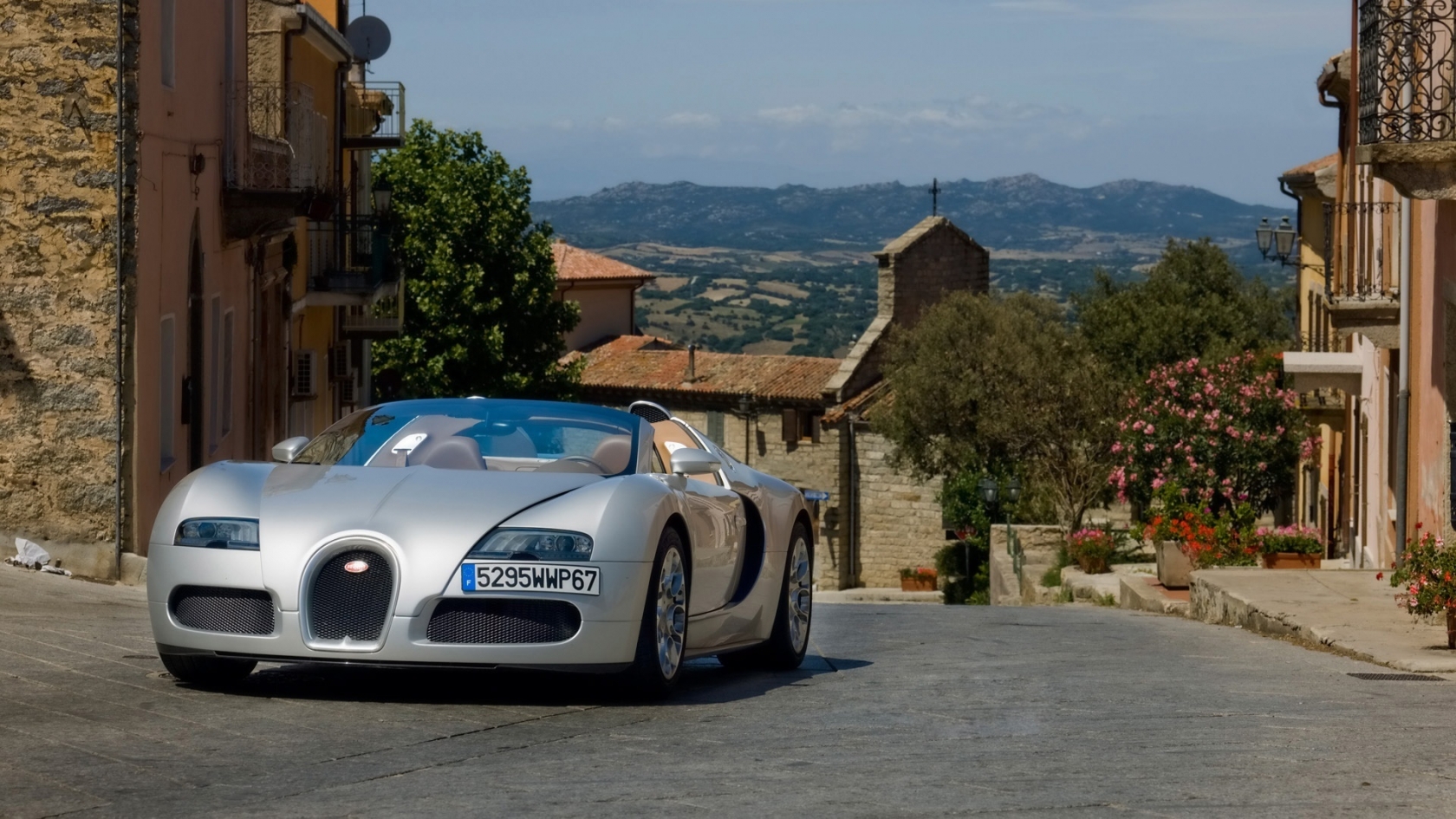 Bugatti Veyron 16.4 Grand Sport 2010 in Sardinia - Front Angle for 1680 x 945 HDTV resolution