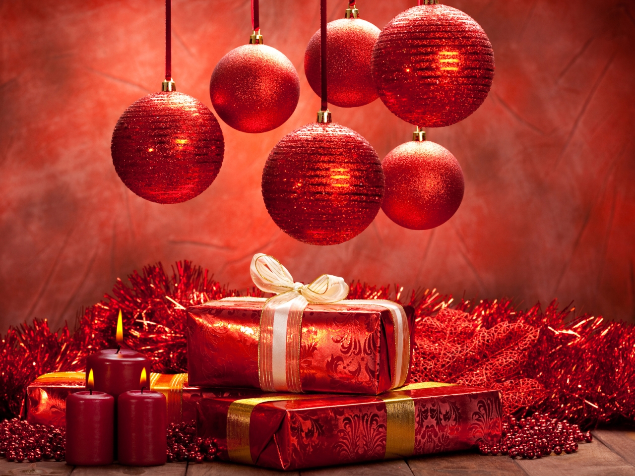 Christmas Balls and Gifts for 1280 x 960 resolution