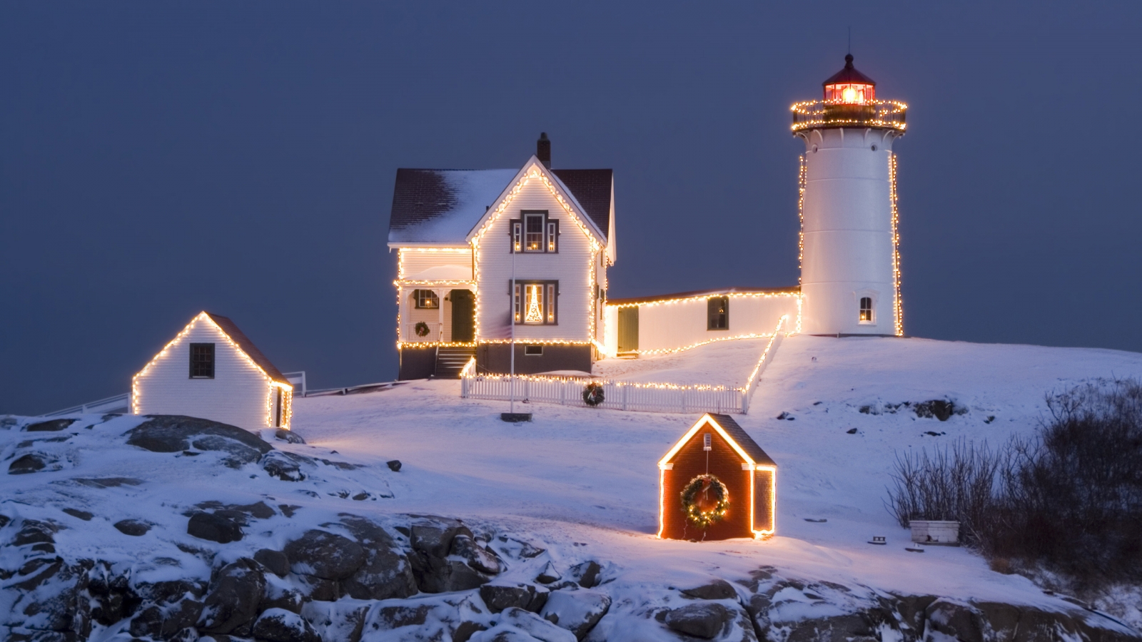 Christmas Lighthouse for 1600 x 900 HDTV resolution