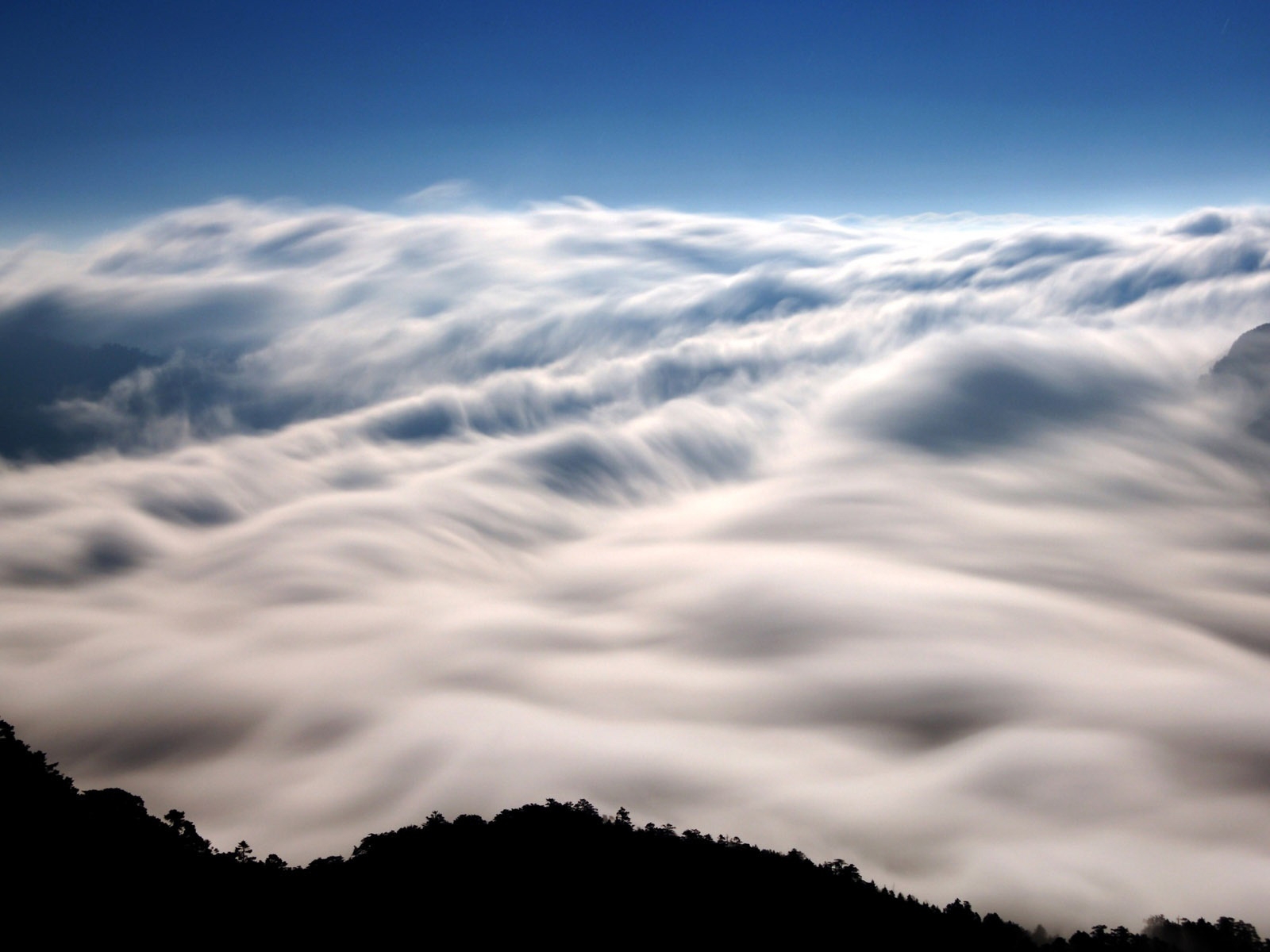 Cloud Invasion for 1600 x 1200 resolution