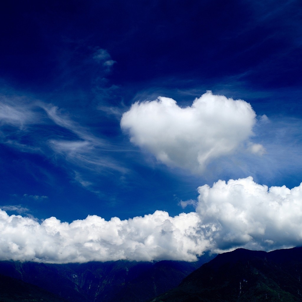 Clouds Heart for 1024 x 1024 iPad resolution