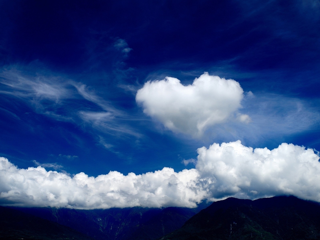 Clouds Heart for 1024 x 768 resolution