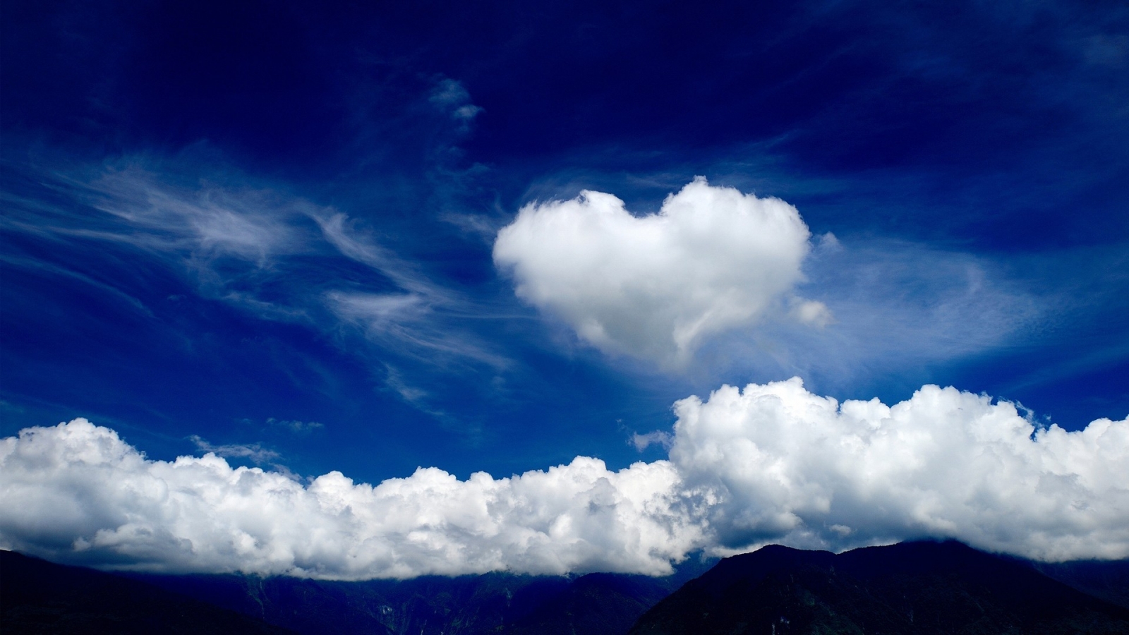 Clouds Heart for 1600 x 900 HDTV resolution