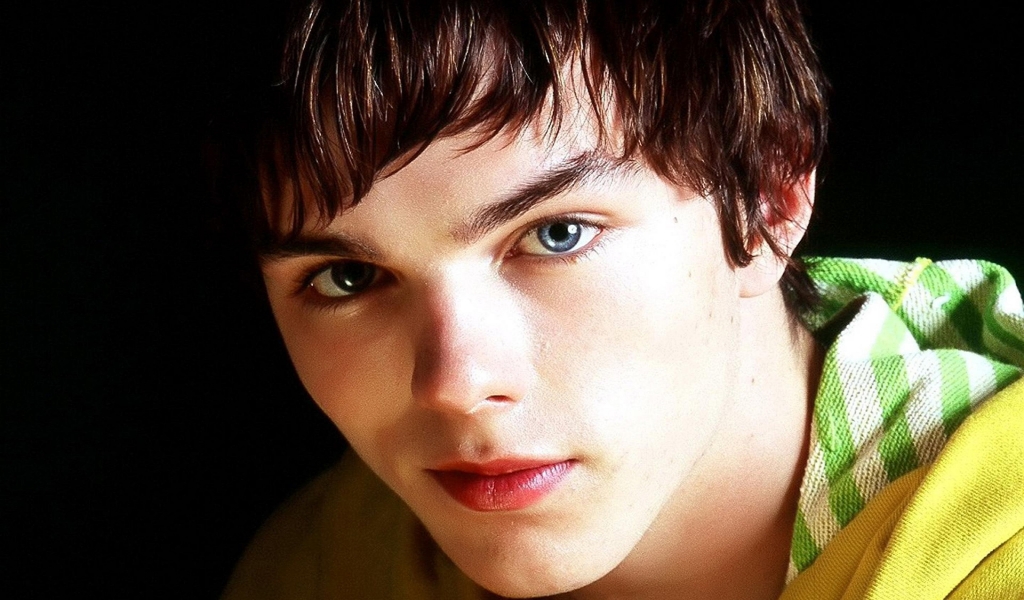 Cute Nicholas Hoult for 1024 x 600 widescreen resolution