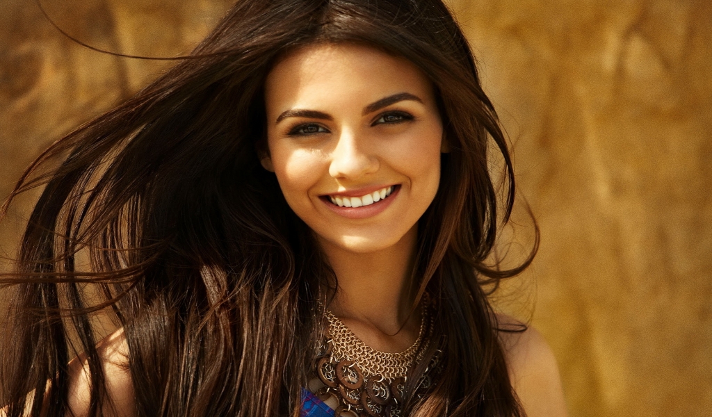 Cute Smile of Victoria Justice for 1024 x 600 widescreen resolution