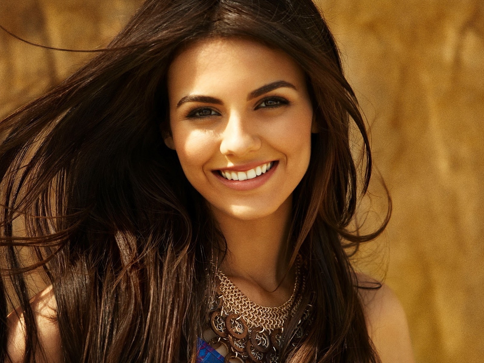 Cute Smile of Victoria Justice for 1600 x 1200 resolution