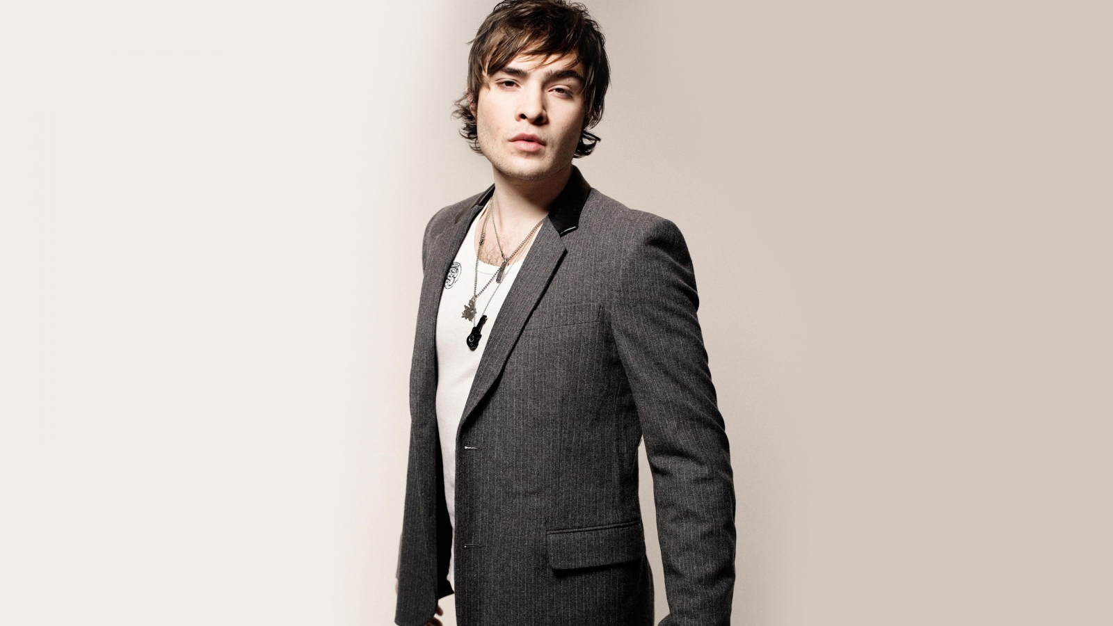 Ed Westwick Cool for 1600 x 900 HDTV resolution