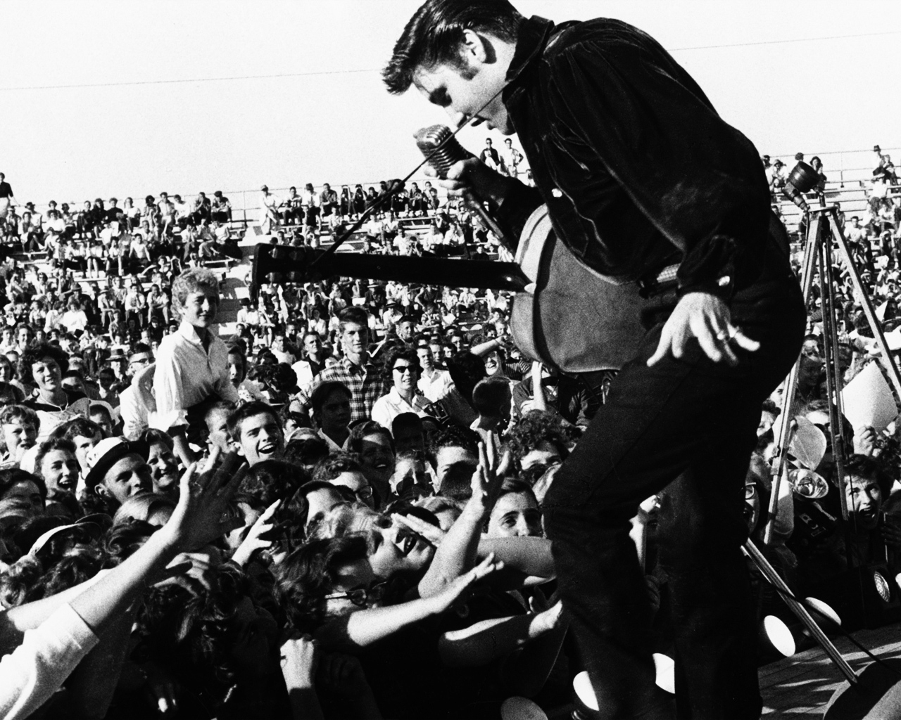 Elvis Presley on The Stage for 1280 x 1024 resolution
