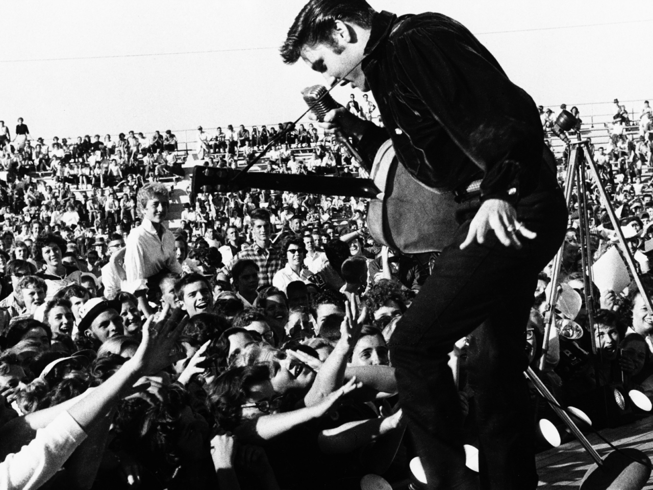 Elvis Presley on The Stage for 1280 x 960 resolution