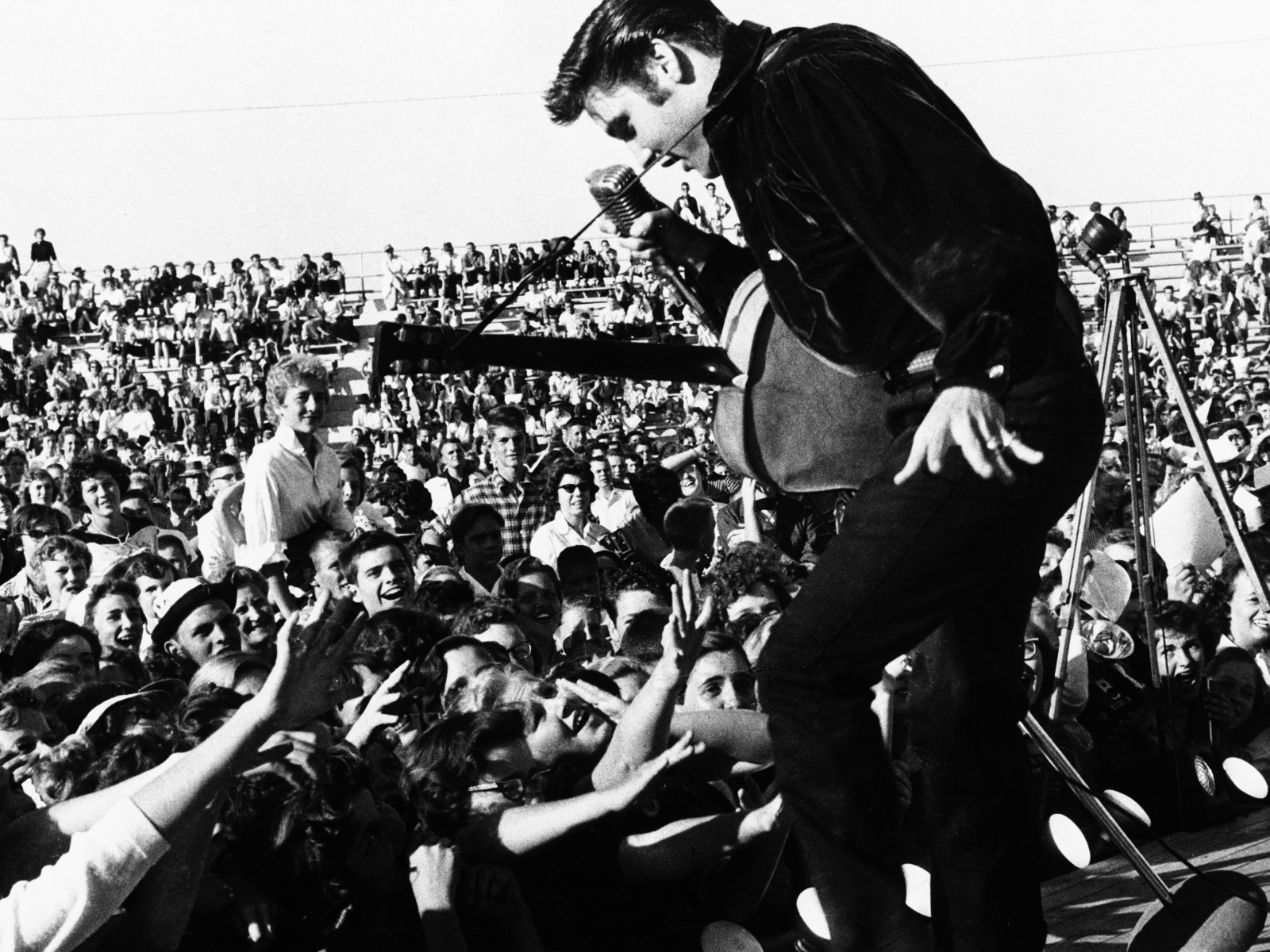 Elvis Presley on The Stage for 1600 x 1200 resolution