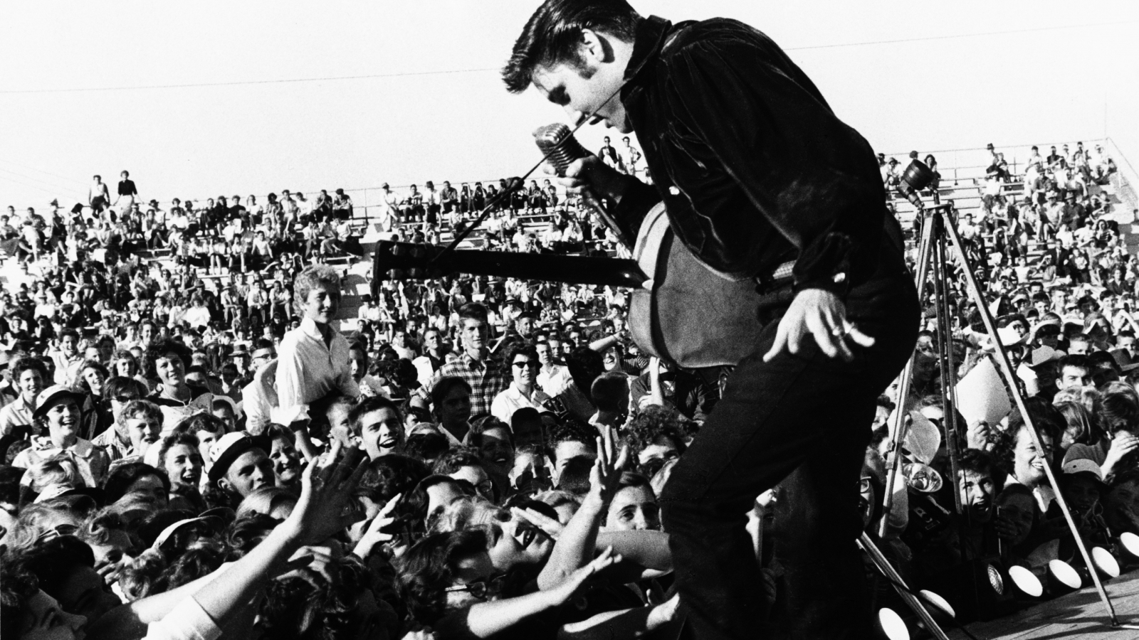 Elvis Presley on The Stage for 1600 x 900 HDTV resolution