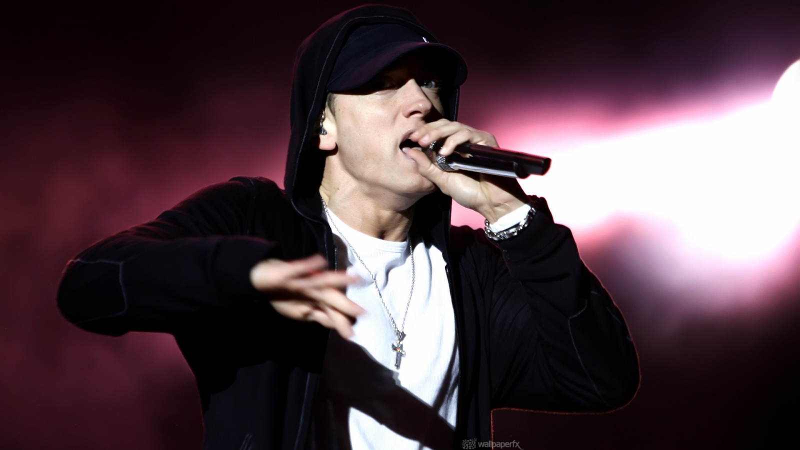 Eminem Performing for 1600 x 900 HDTV resolution
