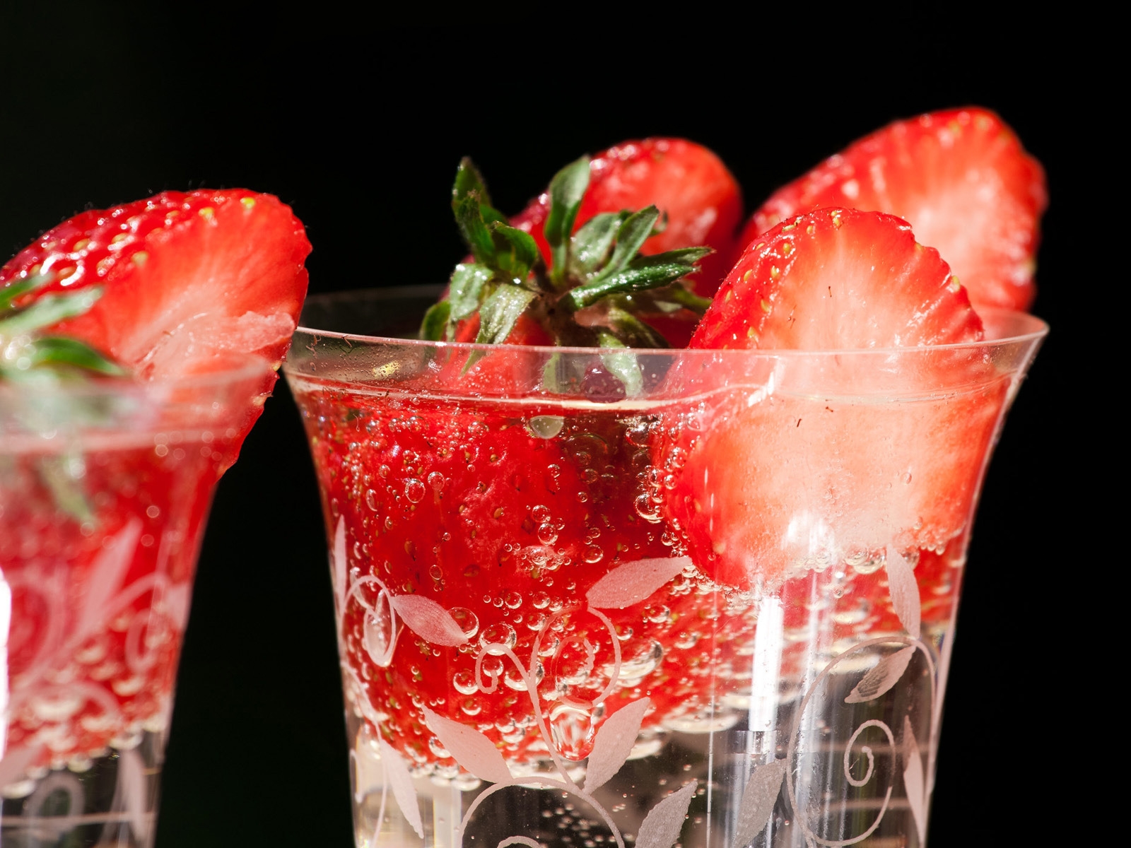 Fresh strawberries in glasses for 1600 x 1200 resolution