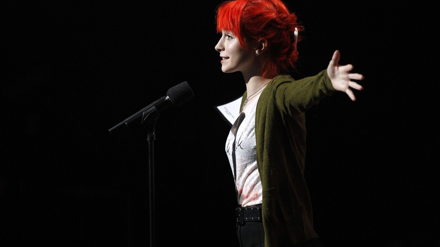Hayley Williams Smile for 1680 x 945 HDTV resolution