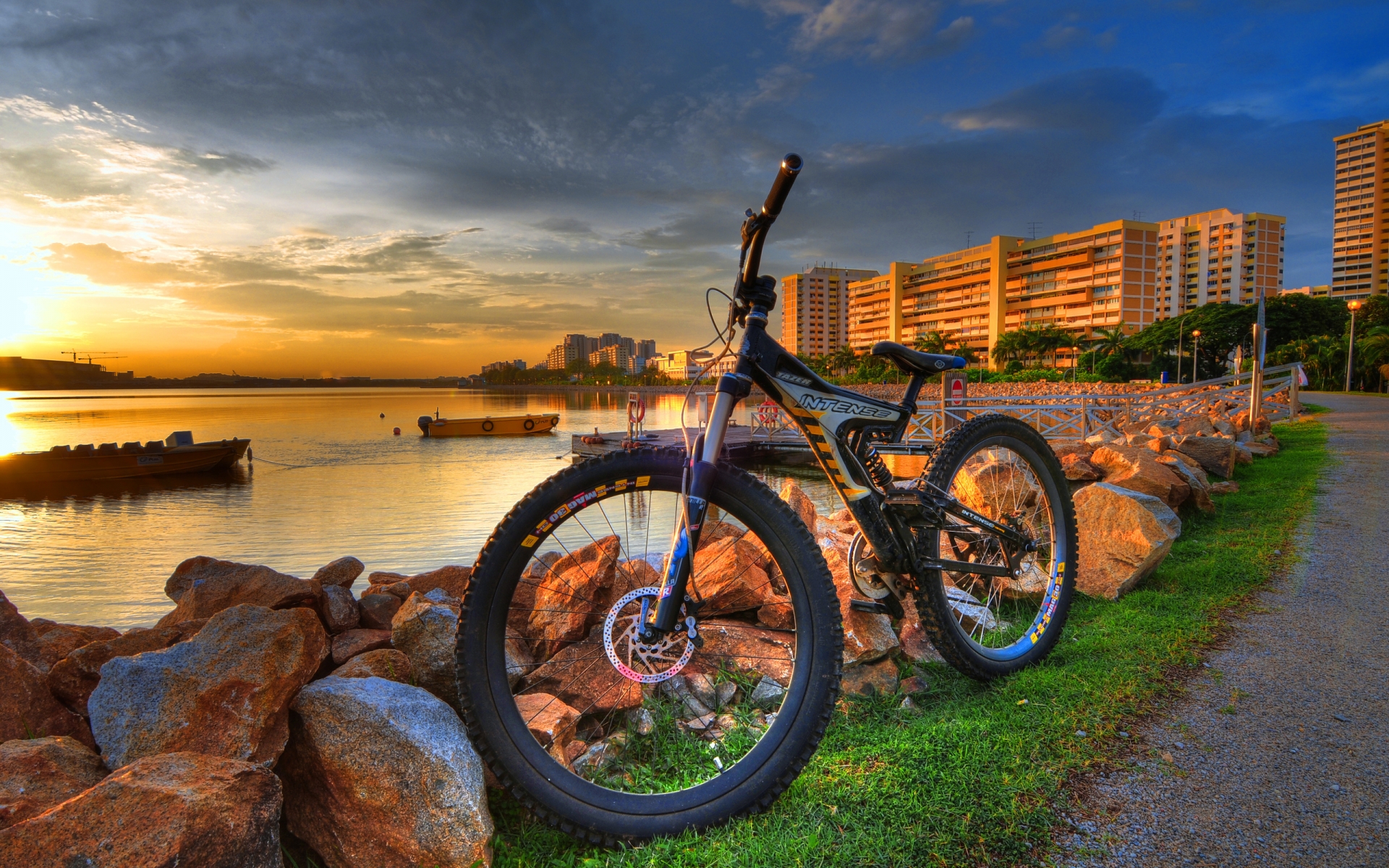 HDR City Bike for 1920 x 1200 widescreen resolution