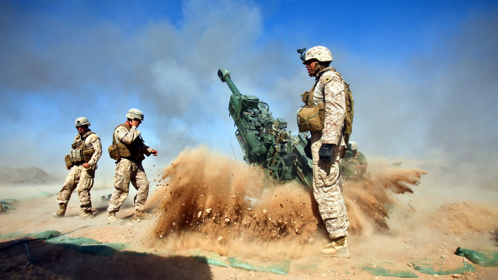 Howitzer and Soldiers for 1600 x 900 HDTV resolution