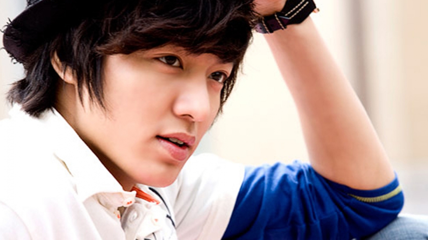 Lee Min Ho Profile Look for 1366 x 768 HDTV resolution