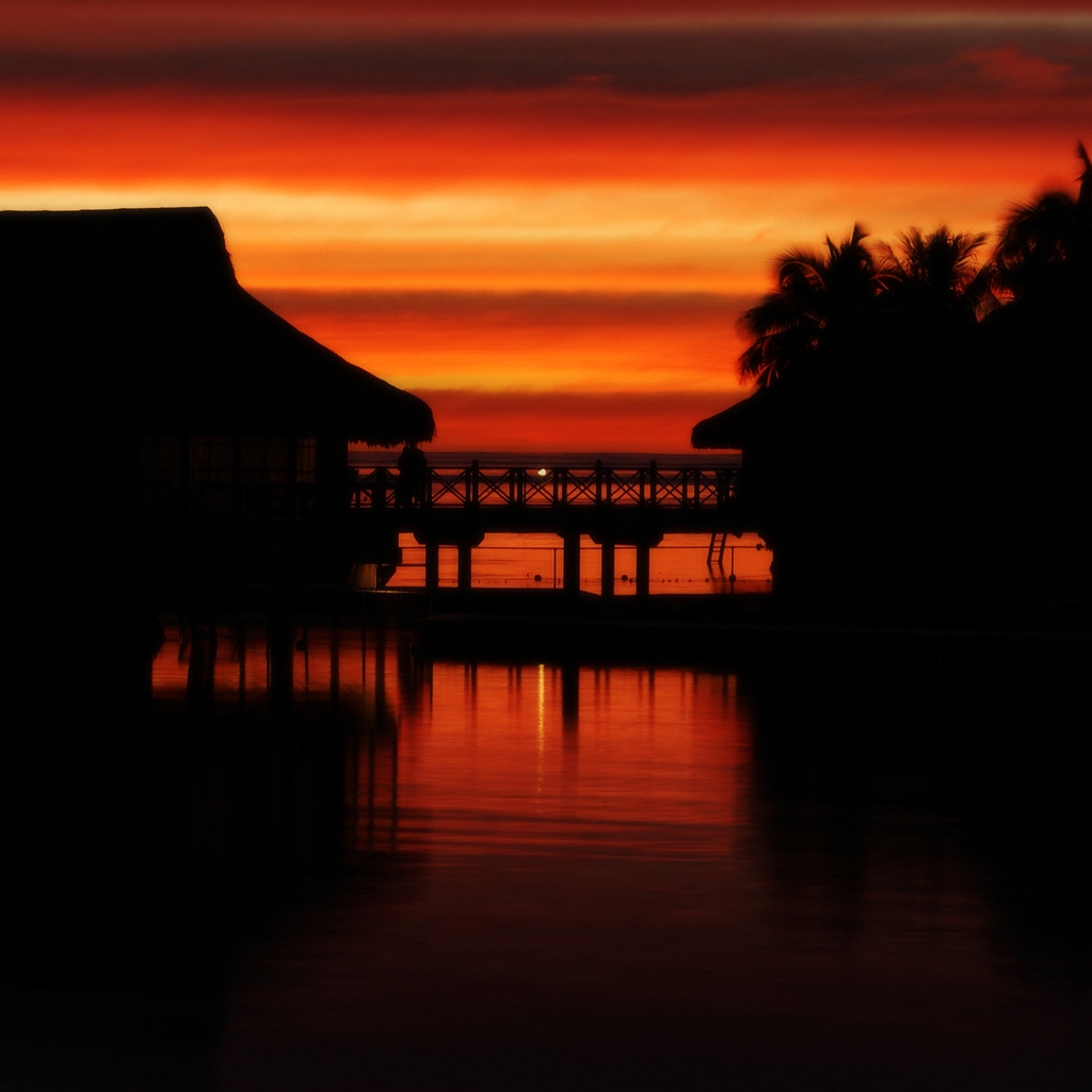Moorea Sunset for 1024 x 1024 iPad resolution