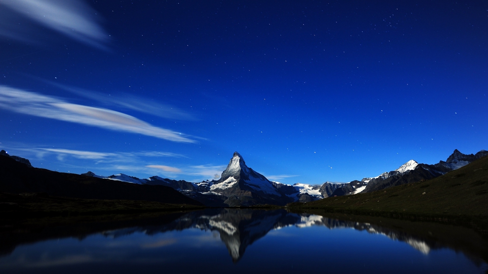 Mountain Reflections for 1600 x 900 HDTV resolution