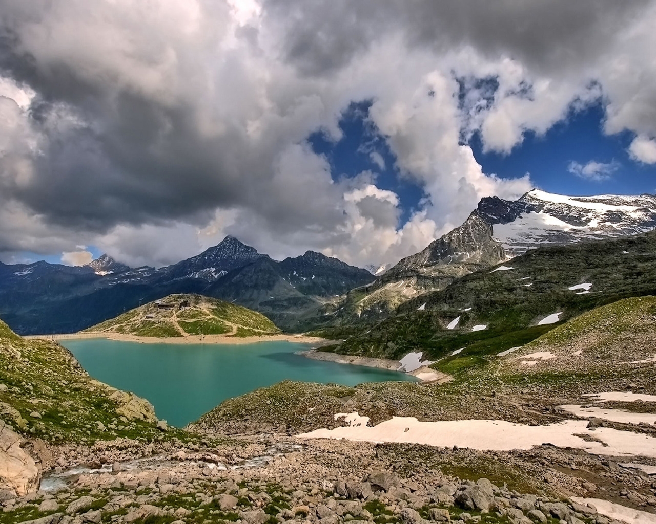 Mountains and Lake for 1280 x 1024 resolution