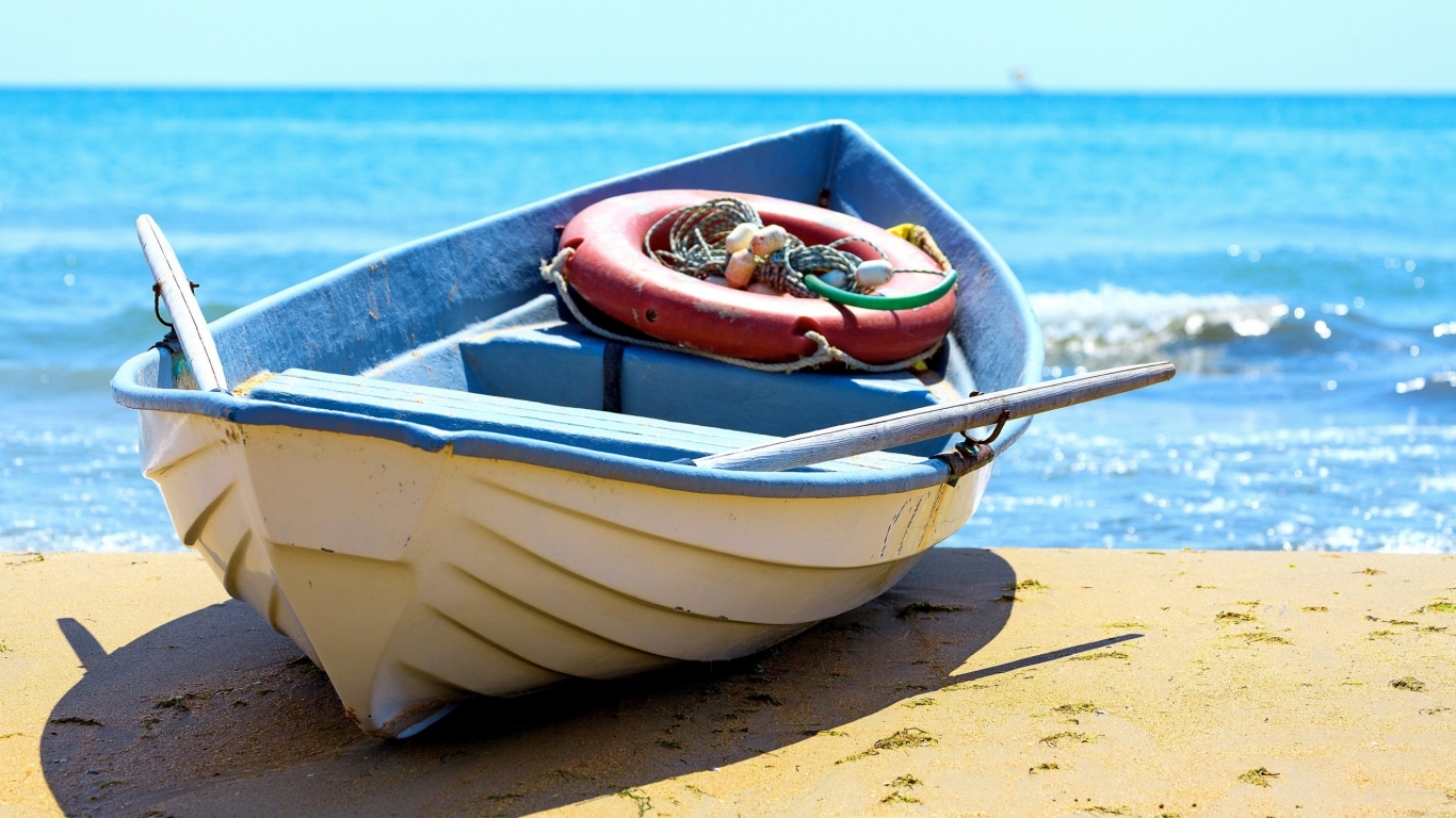 Old Boat on the Beach for 1366 x 768 HDTV resolution