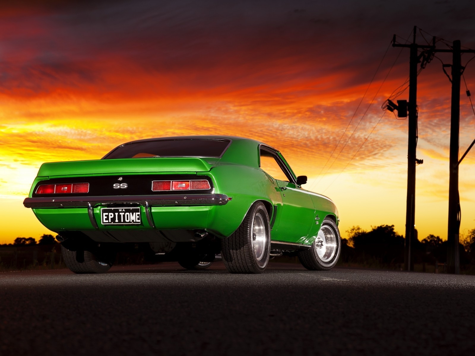 Old Green Chevrolet Camaro for 1600 x 1200 resolution