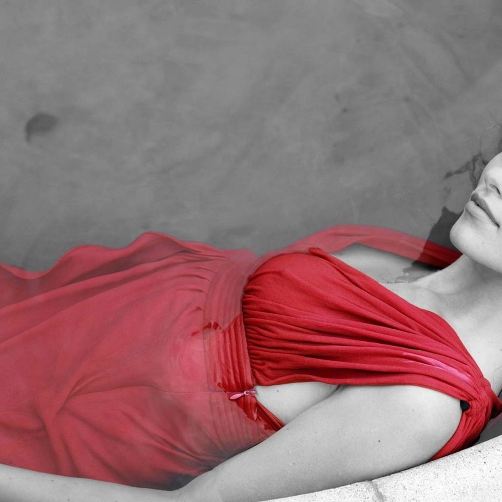 Olivia Wilde Black and Red for 1024 x 1024 iPad resolution