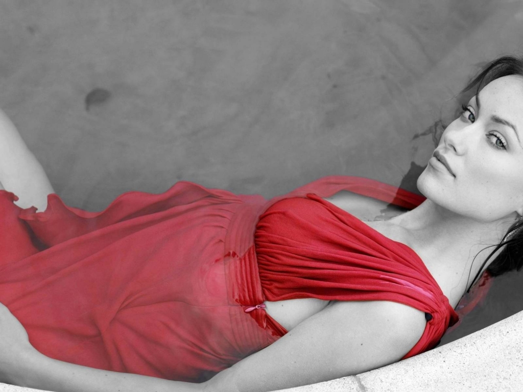 Olivia Wilde Black and Red for 1024 x 768 resolution