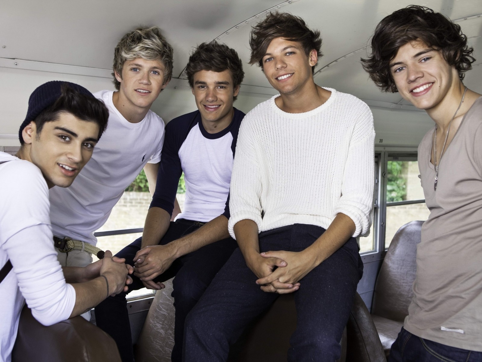 One Direction Smiling for 1600 x 1200 resolution