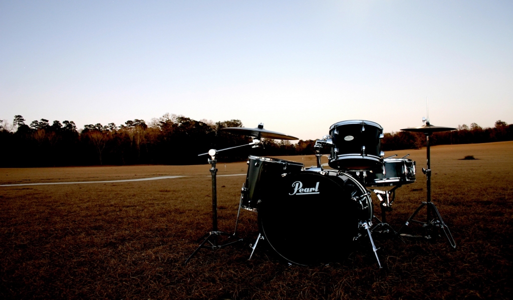 Pearl Drumkit for 1024 x 600 widescreen resolution