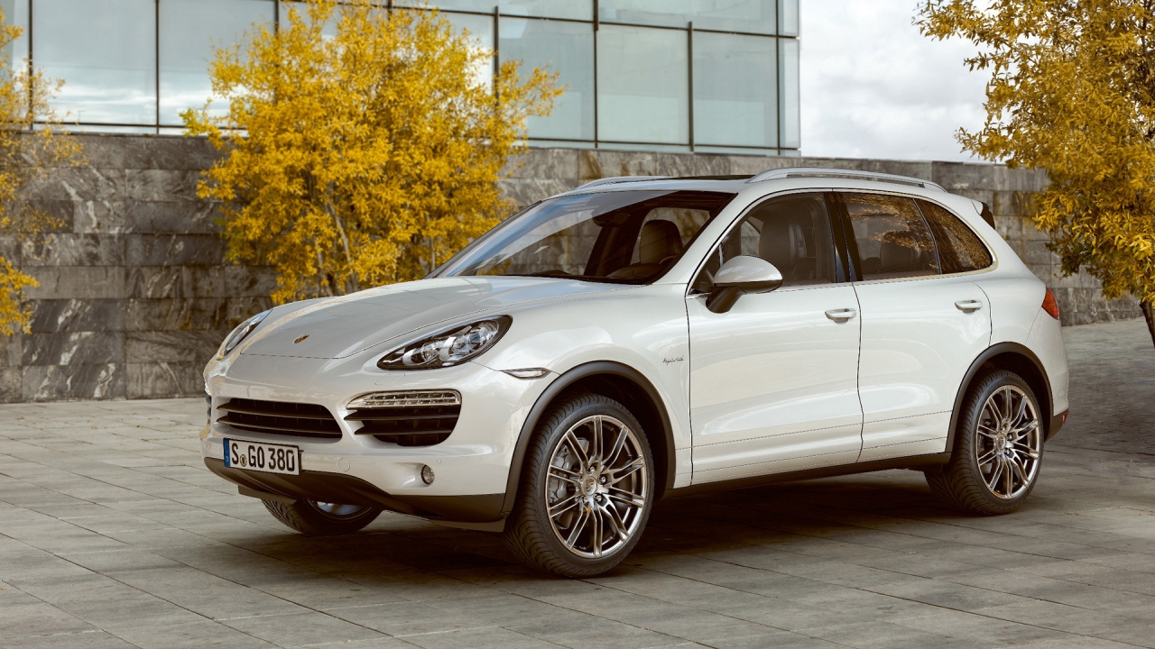 Porsche Cayenne S Hybrid 2011 Front And Side for 1280 x 720 HDTV 720p resolution